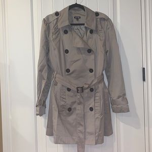 Khaki trench coat with beautiful ruching